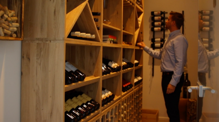 Fûts De Vin En Bois Avec Thermomètre Stockés Dans Une Cave